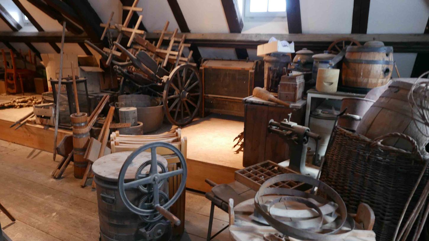 Was alles in "verborgenen Räumen" des Alten Markgrafenschlosses aufbewahrt war, macht die immense Arbeit deutlich, die in der Gestaltung des neuen Schaudepots mit einem Teil der Sammlung des ehemaligen Heimatmuseums steckt und damit verschiedene Kapiteln der Geschichte Neustadts vermittelt. Was alles in "verborgenen Räumen" des Alten Markgrafenschlosses aufbewahrt war, macht die immense Arbeit deutlich, die in der Gestaltung des neuen Schaudepots mit einem Teil der Sammlung des ehemaligen Heimatmuseums steckt und damit verschiedene Kapiteln der Geschichte Neustadts vermittelt.