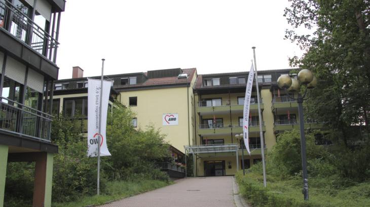 Soll saniert und erhalten werden, da sind sich alle einig: das Alten- und Pflegeheim Rudolf Scharrer in Mimberg. Dennoch dient das Vorhaben zu einem hitzigen Wortgefecht in der jüngsten Gemeinderatssitzung.
Soll saniert und erhalten werden, da sind sich alle einig: das Alten- und Pflegeheim Rudolf Scharrer in Mimberg. Dennoch dient das Vorhaben zu einem hitzigen Wortgefecht in der jüngsten Gemeinderatssitzung.