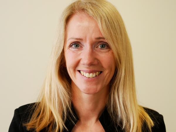 Anja Gstöttner (48) hat 23 Jahre im Personalbereich gearbeitet, zuletzt in der Deutschlandverantwortung eines großen Pharmakonzerns. Seit mehr als drei Jahren arbeitet sie selbstständig und berät Einzelpersonen und Unternehmen bei Veränderungsprozessen. Anja Gstöttner (48) hat 23 Jahre im Personalbereich gearbeitet, zuletzt in der Deutschlandverantwortung eines großen Pharmakonzerns. Seit mehr als drei Jahren arbeitet sie selbstständig und berät Einzelpersonen und Unternehmen bei Veränderungsprozessen.