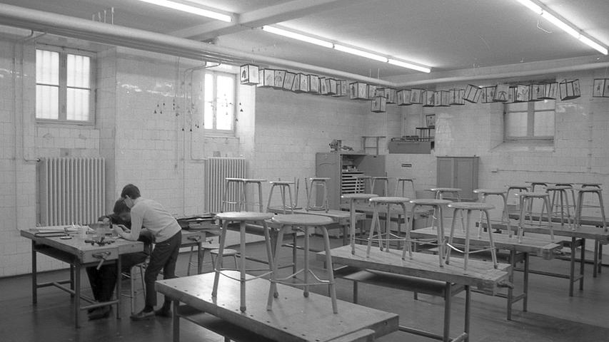 Leere in den den Klassenzimmern: Dieser Schüler ist der einzige, der an der Werkbank arbeitete. Hier geht es zum Kalenderblatt vom 18. Oktober 1970: Das Schwänzen wurde erlaubt.