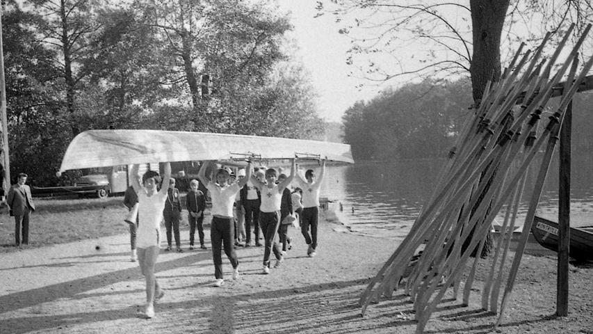 Stolz trugen die Jugendlichen – hier die Crew des Nürnberger Junioren-Gig-Vierers – ihre Boote zum und vom Einsatz. Hier geht es zum Kalenderblatt vom 19. Oktober 1970: Nürnberger Achterboot mit Bestzeit