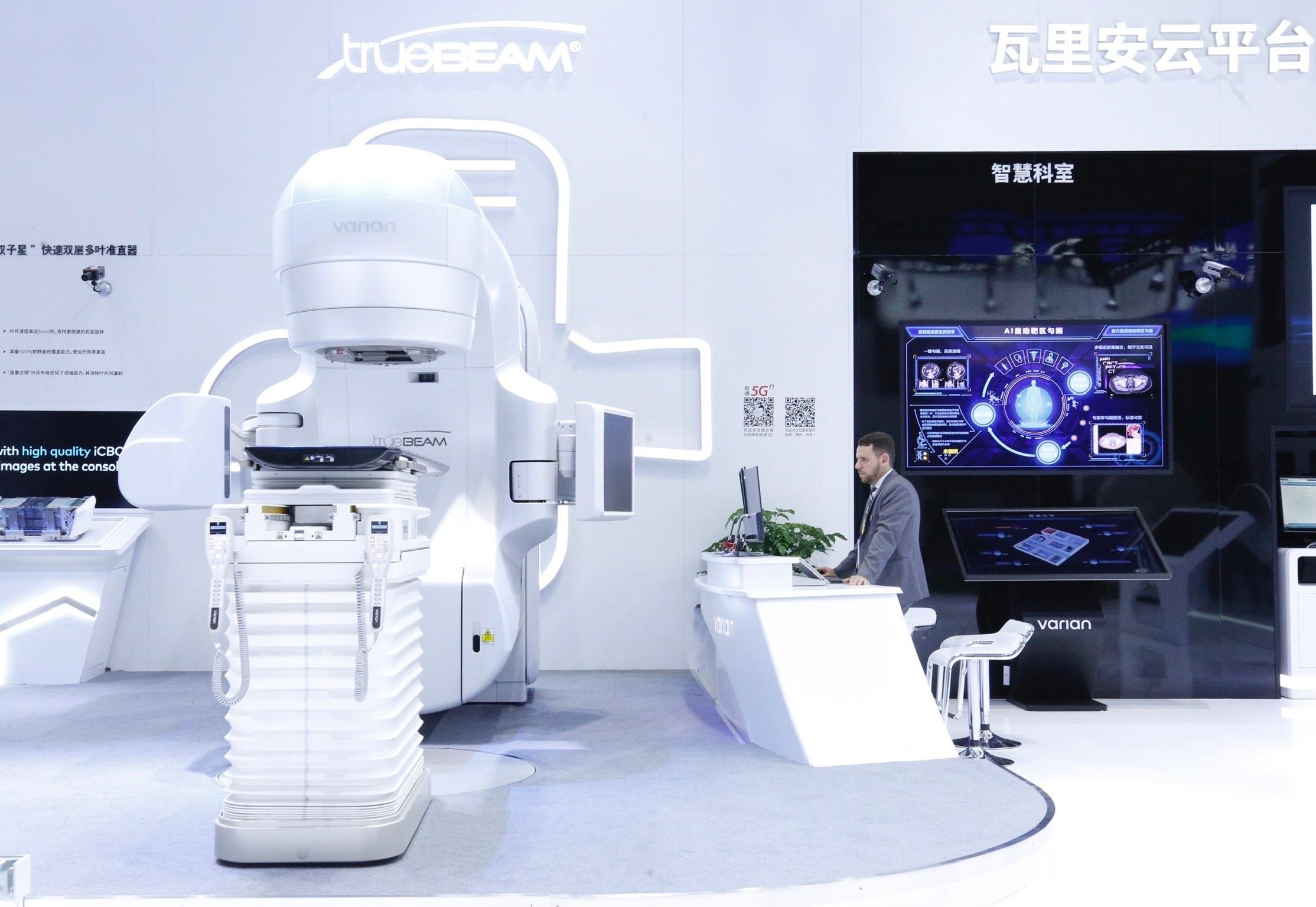 (191105) -- SHANGHAI, Nov. 5, 2019 -- A staff member checks equipment of Varian at the Medical Equipment and Healthcare