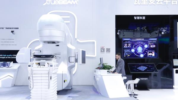 (191105) -- SHANGHAI, Nov. 5, 2019 -- A staff member checks equipment of Varian at the Medical Equipment and Healthcare