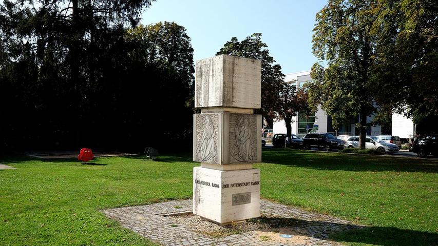 Heimatvertrieben aus Braunau: Das Denkmal der Braunauer Heimatvertriebenen wurde 1976 eingeweiht und stand ursprünglich auf dem Bahnhofsvorplatz. 