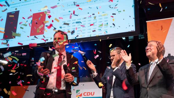 Maßgebend für die Sitzzahl einer Partei ist die Anzahl der gültigen Zweitstimmen, die für sie abgegeben wurden. Berücksichtigt werden grundsätzlich alle Parteien, die im Bundesgebiet mindestens fünf Prozent aller gültigen Zweitstimmen erhalten oder mindestens drei Wahlkreise gewonnen haben. 598 Sitze sind im Bundestag zu vergeben. Durch Ausgleichs- und Überhangmandate hat sich die Zahl der Sitze im Bundestag, der 2017 gewählt wurde, jedoch auf 709 erhöht. Eine kürzlich verabschiedete Reform soll sicherstellen, dass das Parlament 2021 nicht noch größer wird. Nach der Auszählung aller Stimmen wird gegen Mitternacht das sogenannte "Vorläufige Endergebnis" bekanntgegeben. Das endgültige amtliche Ergebnis der Bundestagswahl gibt es erst später.
