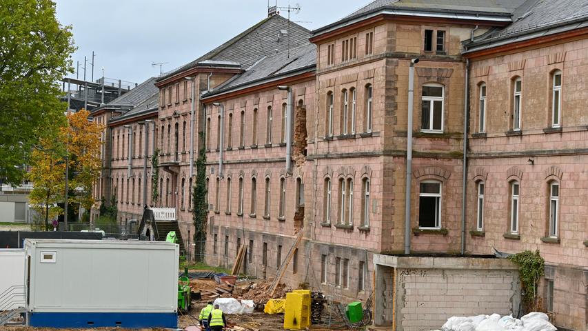 Der Abriss der ehemaligen Heil- und Pflegeanstalt (Hupfla) hat begonnen.