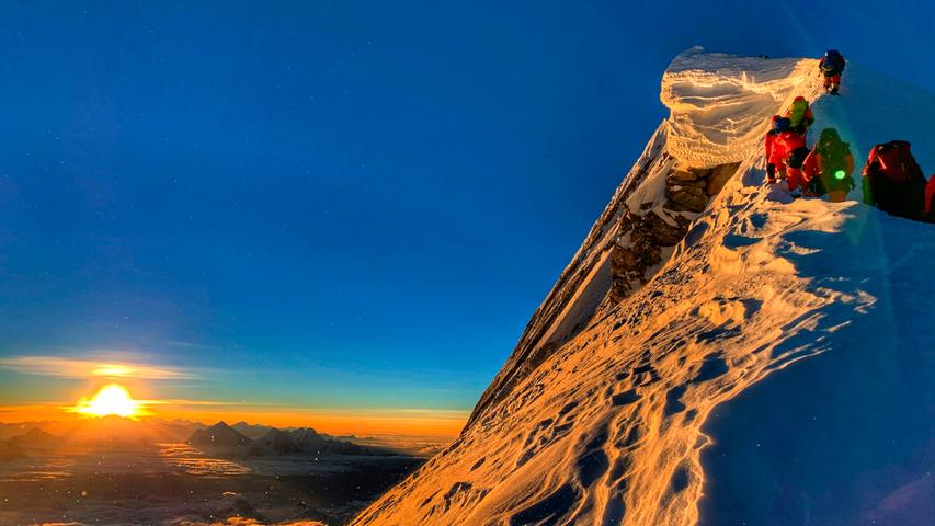 Welch' spektakuläre Aussicht! Der Manaslu in Nepal ist mit 8163 Meter der achthöchste Berg der Welt. Eigentlich lässt Nepal aufgrund der Coronapandemie keine Touristen ins Land. Für einen Prinzen aus Bahrain und seine Sicherheitskräfte, die hier auf dem Bild zu sehen sind, gab es eine Ausnahme.