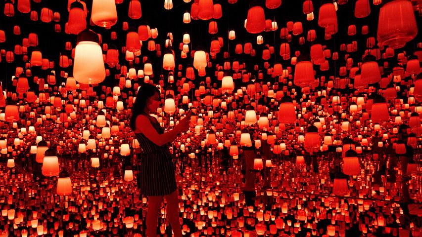 Verlieren sich auch Ihre Augen in diesem Bild? "Wald mit Lampen" heißt diese Installation, die derzeit in einem Museum in Japan zu sehen ist. Mit der Zeit wechselt das Licht die Farben.
