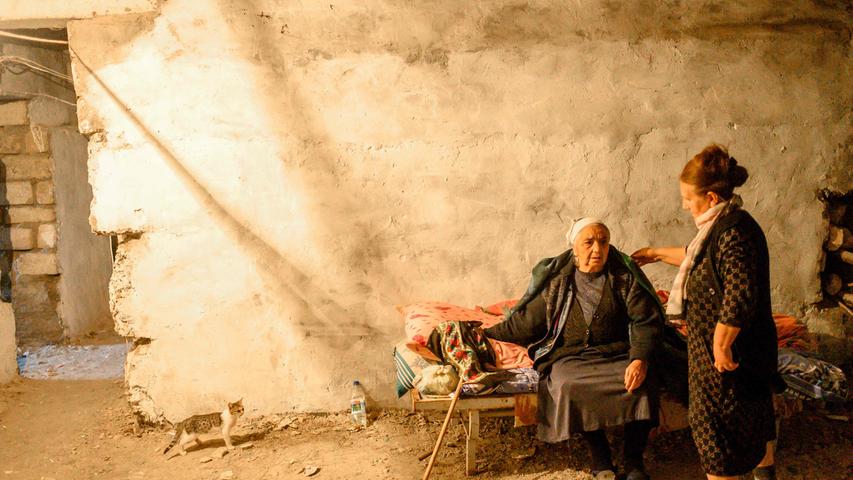 Jene Menschen, die in Bergkarabach bleiben, suchen in den Kellern ihrer Häuser Schutz.