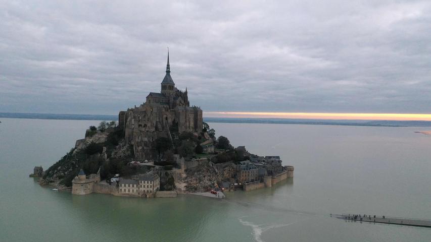 Mont-Saint-Michel in der Normandie: Das Unesco Weltkulturerbe kann nur bei Ebbe zu Fuß erreicht werden.