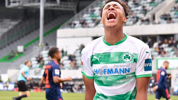 Nach drei Unentschieden zum Auftakt unterlagen die Fürther dem Hamburger SV mit 0:1, was auch deswegen so ärgerlich war für Jamie Leweling (im Bild) und seine Kollegen, weil sie gegen den HSV eine starke Leistung gezeigt hatten. Für Kleeblatt-Trainer Stefan Leitl war das das Schlüsselspiel der Hinrunde: "Wir haben unglücklich mit 0:1 verloren, aber das Spiel ganz klar beherrscht. Danach ist eine Wut innerhalb der Truppe entstanden. Die Jungs haben dann eine eindrucksvolle Serie hingelegt."