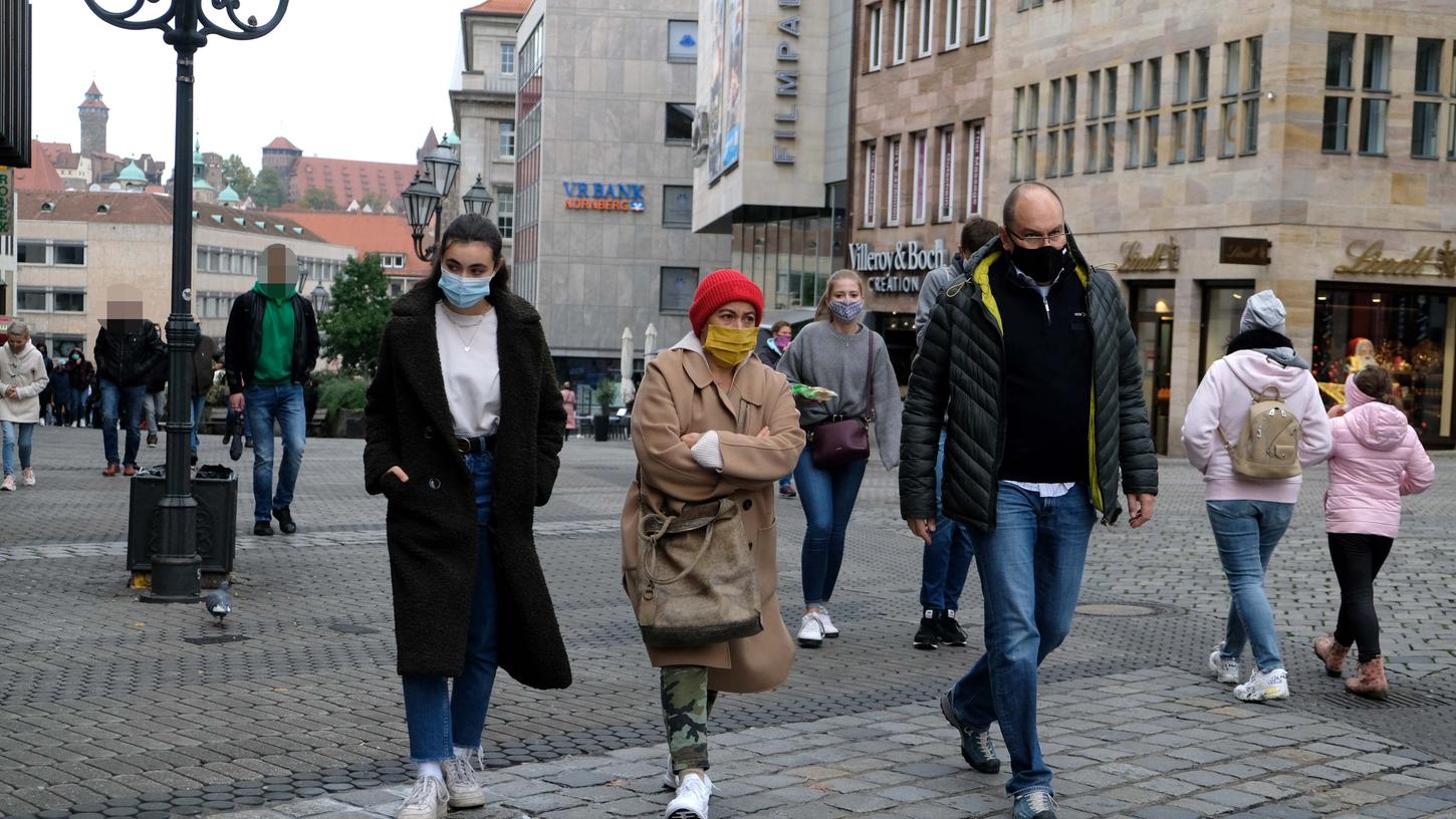 Bereits am Samstag waren zahlreiche Nürnberger in der Innenstadt mit Maske unterwegs.