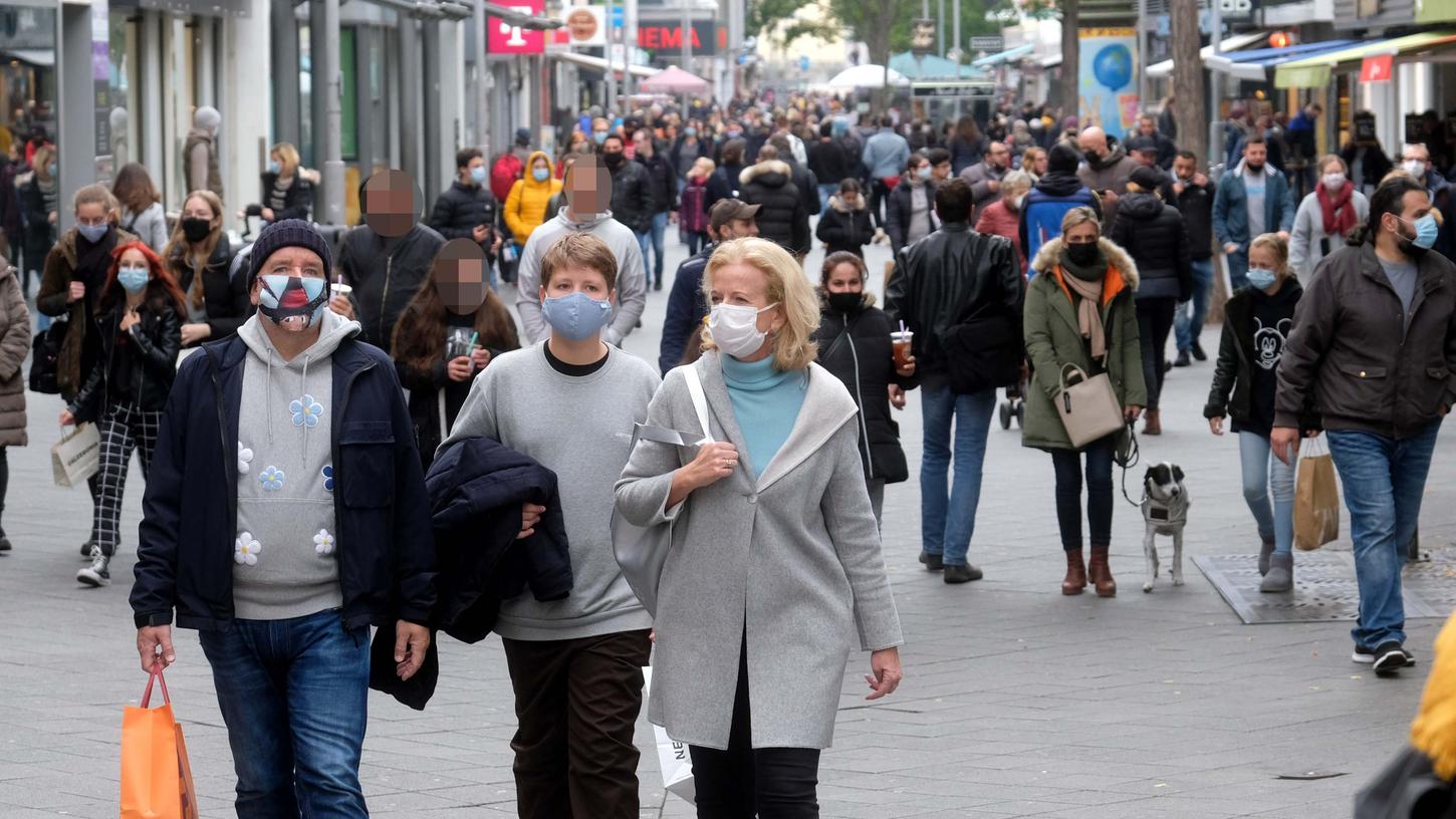 Unter anderem in der Nürnberger Fußgängerzone gilt die Maskenpflicht auch im Freien.