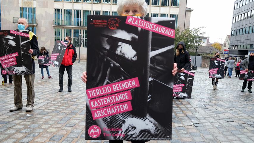 "Lasst die Sau raus!" - Tierschützer demonstrieren an der Lorenzkirche