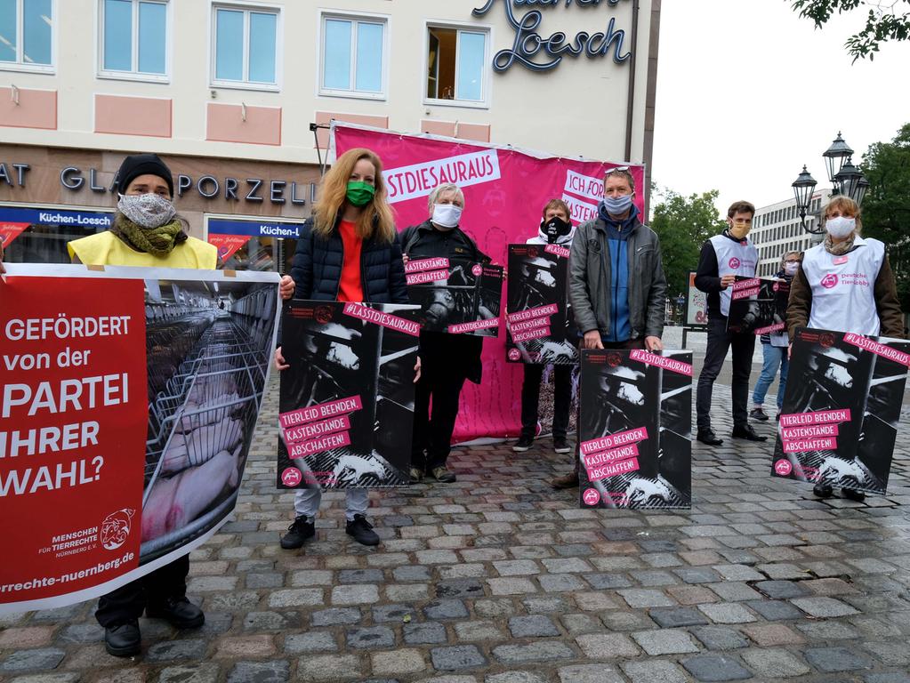 50 Tierschützer der Deutschen Tier-Lobby Nürnberg protestieren vor dem Heimatministerium.