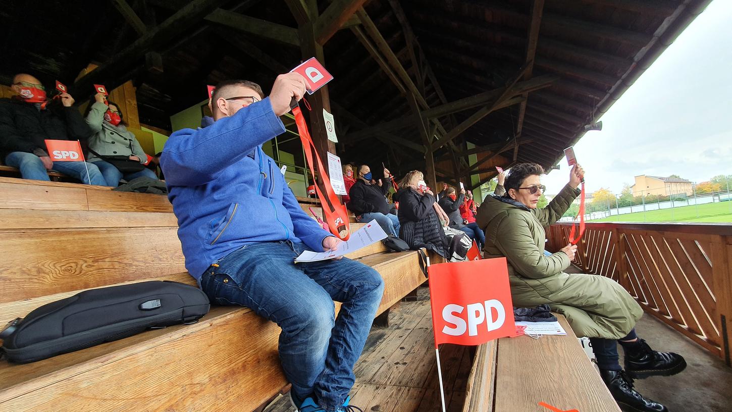 Fürther Freiluft-Kür: SPD-Kandidat im Regen, Delegierte auf der Tribüne
