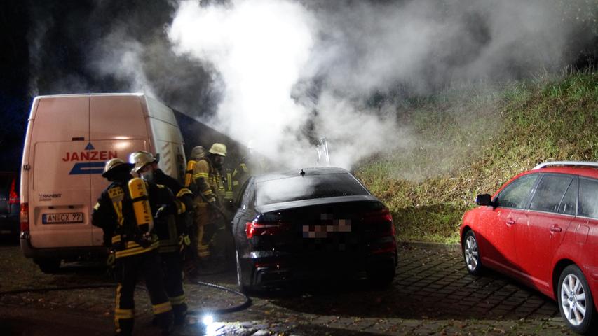 Meterhohe Flamme: Zwei nächtliche Autobrände in Ansbach
