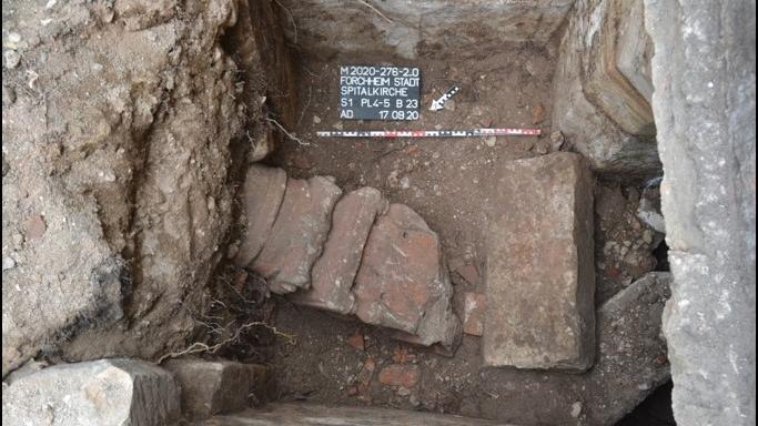 Schädel und Knochen in unbekanntem Raum in Forchheim entdeckt