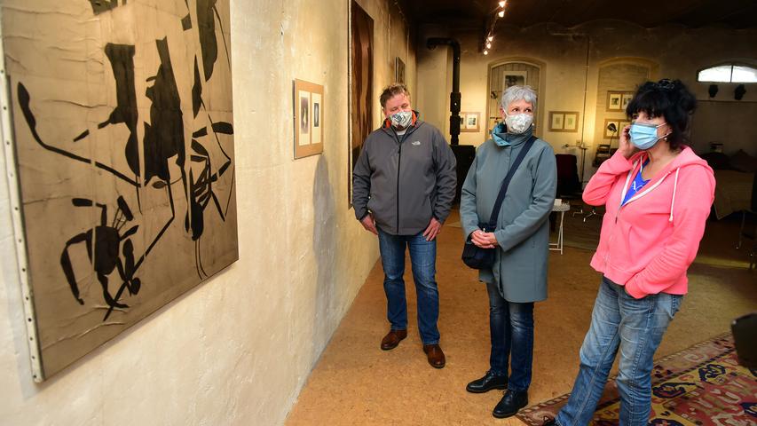 Anja Molendijk (rechts) führt Besucher durch ihre Ausstellung.