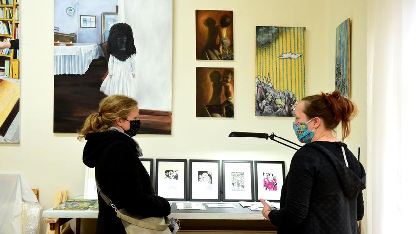 Stella Springhart (rechts) zeigt ihre Malerei im Atelier Olé in der Theaterstraße 26.