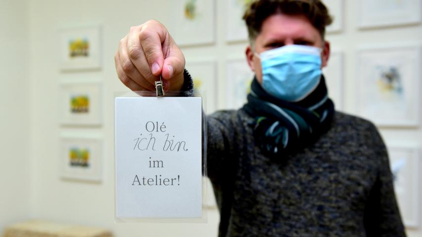 "Ole, ich bin im Atelier" - Künstler Thaddäus Golla mit einem der Eintrittsschildchen, die halfen, die Zahl der Besucher zu begrenzen.