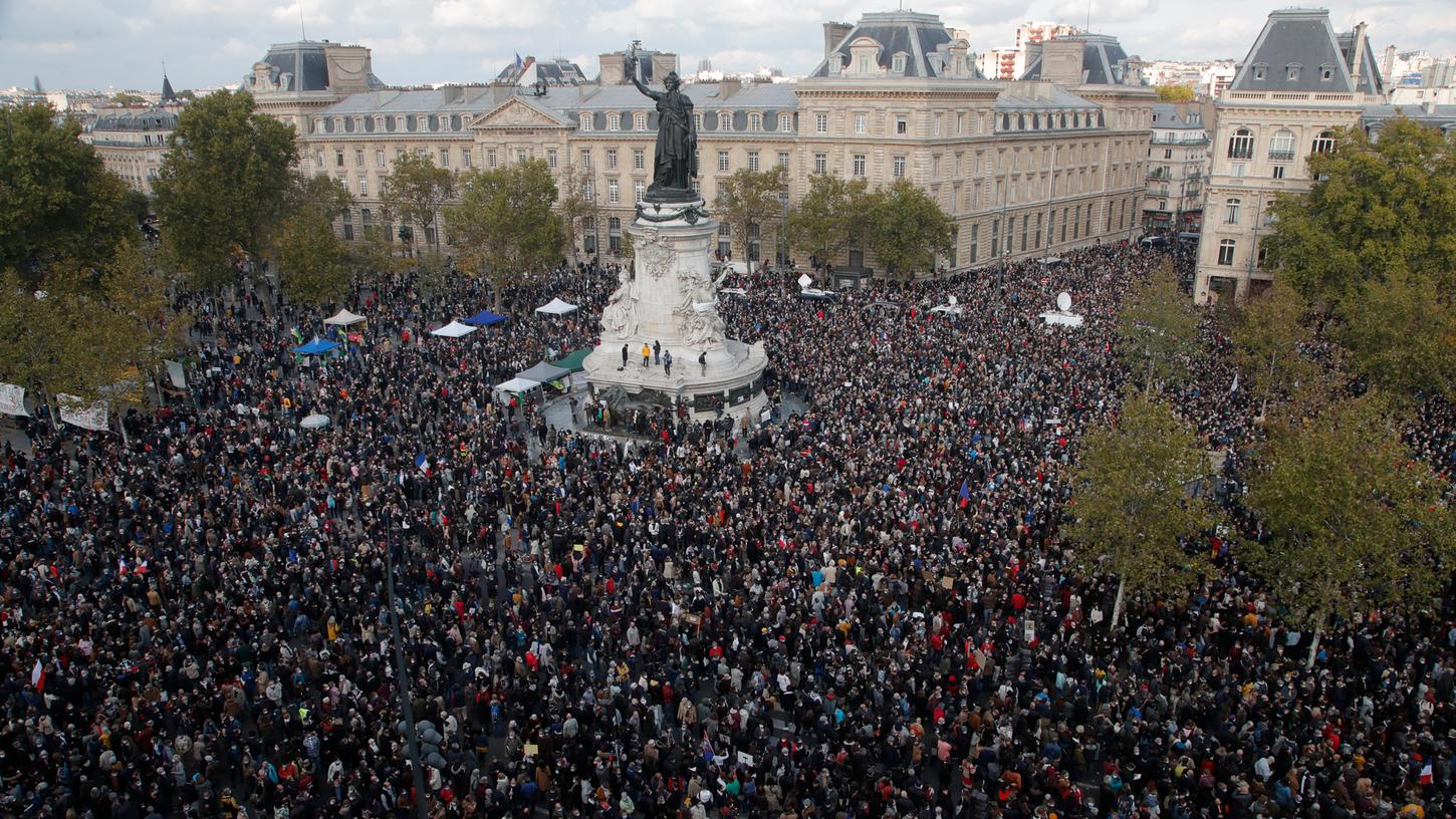 Protestteilnehmer kommen auf dem Platz der Republik zusammen, um an einer Demonstration für die Rede- und Meinungsfreiheit teilzunehmen.