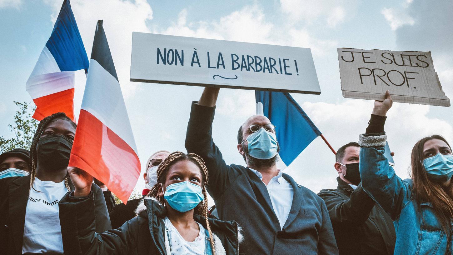 Tausende gehen in Frankreich auf die Straße um gegen die Radikalisierung und Parallelgesellschaft zu protestieren.