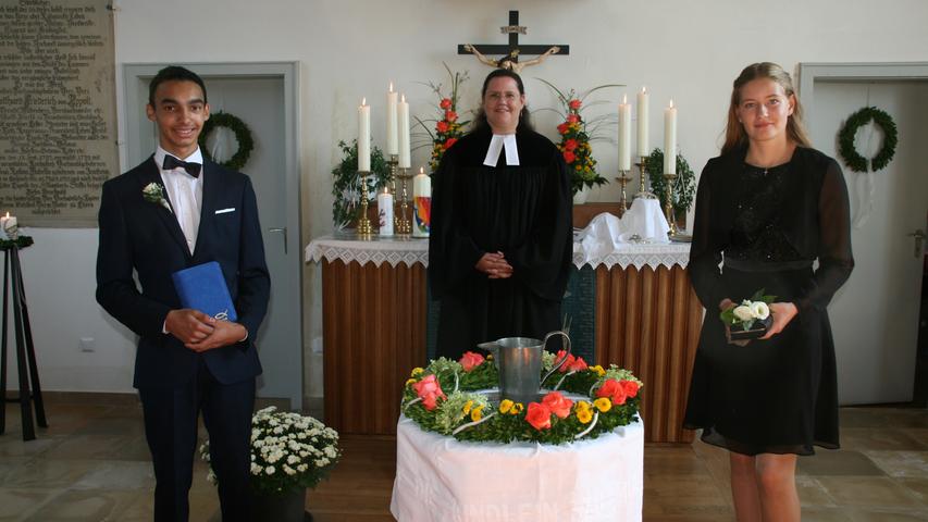 Die Konfirmanden aus Trendel mit Pfarrerin Simone Hack.