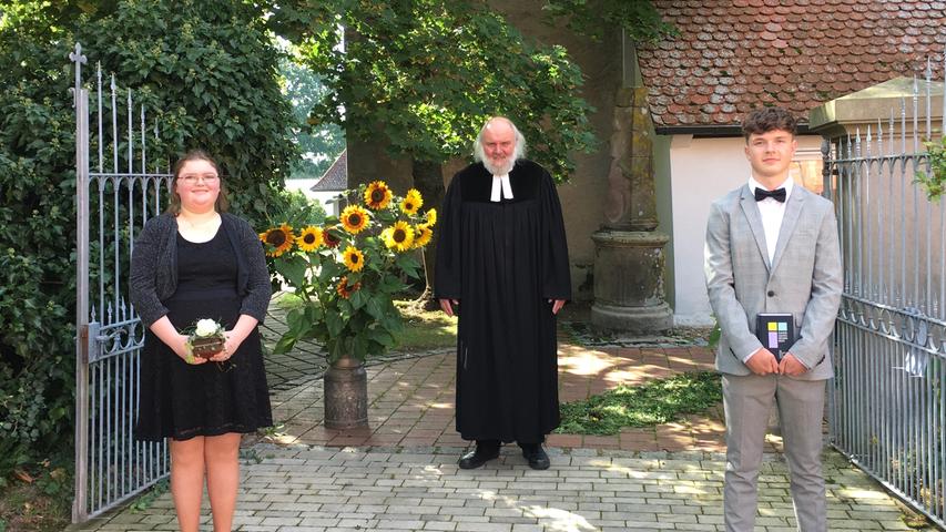 Die Konfirmanden aus Theilenhofen mit Pfarrer Gert Sommerfeld. 