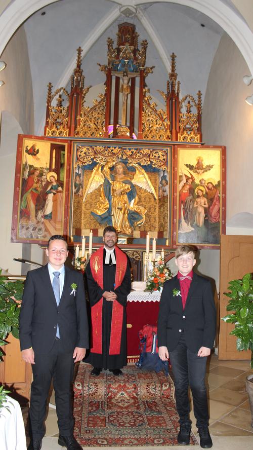 Die Konfirmanden aus Sausenhofen mit Pfarrer Reinhard Schürnbrand.