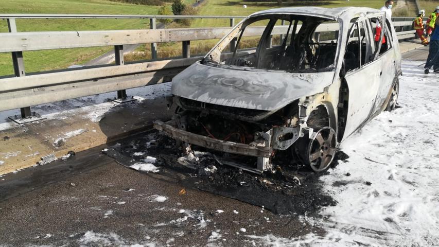Auto brennt auf der A3 bei Velburg