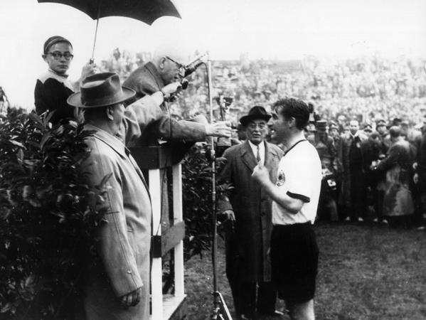 Fritz Walter, Kapitän der deutschen Nationalmannschaft, nach dem 3:2-Endspielsieg gegen Ungarn im Jahr 1954.