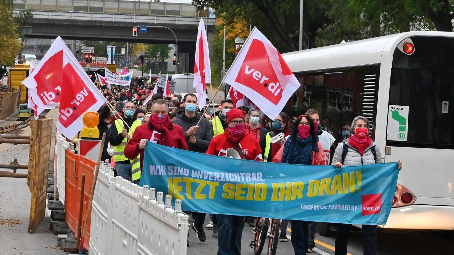 Streik in Erlangen: 500 Beschäftigte ziehen zum Rathausplatz