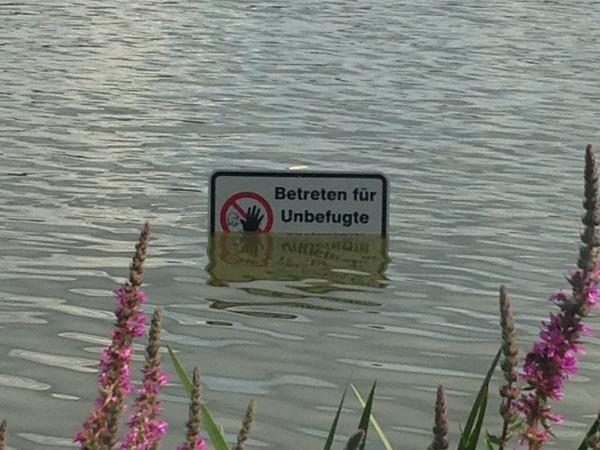 Das Warnschild nahe der Kongresshalle, hier bei Hochwasser, soll Passanten davor warnen, die Fläche im Winter zu betreten.