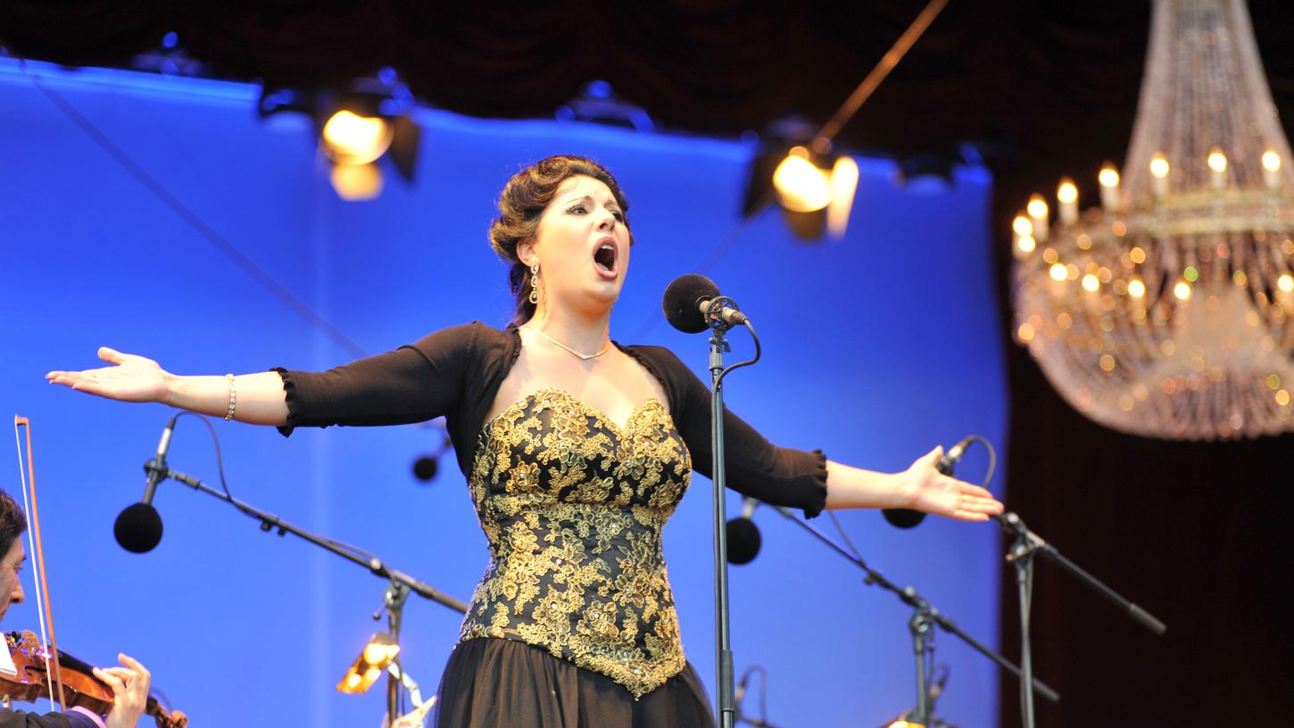 Die Armenierin Hrachuhi Bassenz feierte auf der Nürnberger Opernbühne große Erfolge, hier sieht man sie beim Klassik Open Air 2011. Die Armenierin Hrachuhi Bassenz feierte auf der Nürnberger Opernbühne große Erfolge, hier sieht man sie beim Klassik Open Air 2011.
