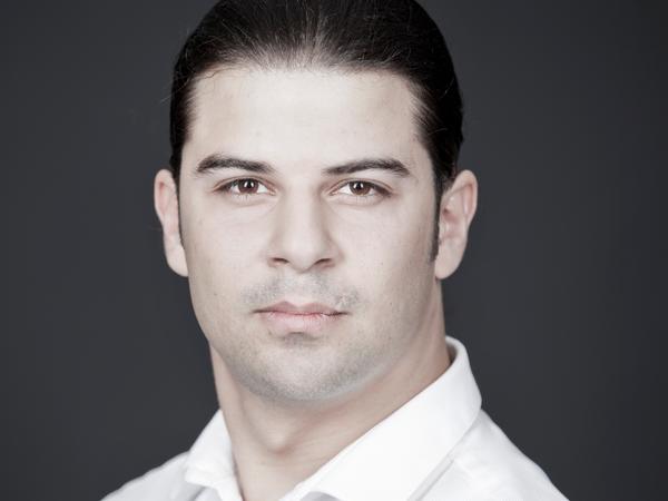 Als Mitglied des Internationalen Opernstudios Nürnberg sang er im Opernhaus unter anderem in der Oper "Andrea Chenier": der Aserbaidschaner Javid Samadov. Als Mitglied des Internationalen Opernstudios Nürnberg sang er im Opernhaus unter anderem in der Oper "Andrea Chenier": der Aserbaidschaner Javid Samadov.