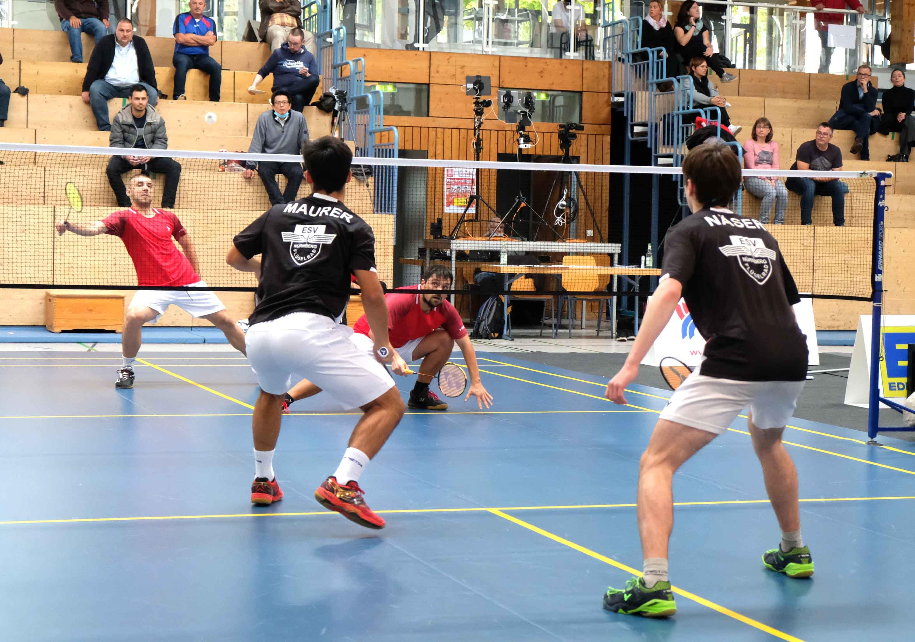 Im ersten Heimspiel nach dem Rückzug aus der Bundesliga empfing der TSV Freystadt (rote Trikots) vor 100 Zuschauern in der Mehrzweckhalle den ESV Nürnberg-Flügelrad (schwarz) zum Auftakt der neuen Drittliga-Saison. Im fränkisch-oberpfälzischen Duell behielten die Hausherren mit ihren internationalen Assen die Oberhand.