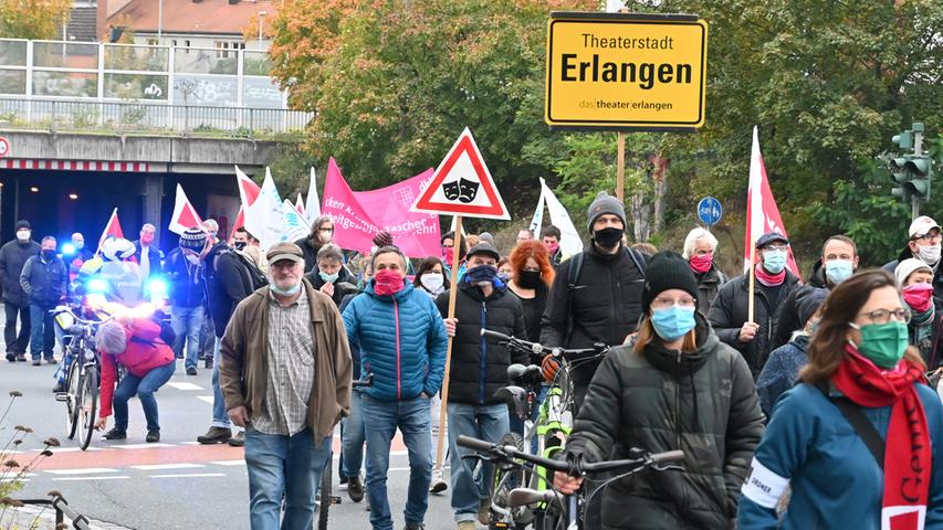 Stillstand bei den Tarif-Verhandlungen: Etwa 500 Beschäftigte aus dem öffentlichen Dienst zogen in Erlangen zum Rathausplatz.