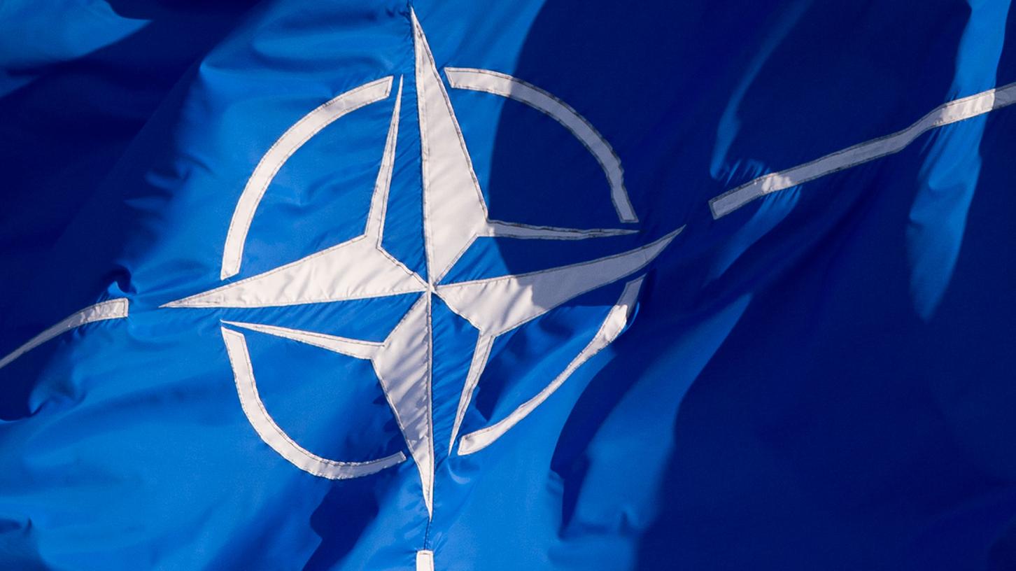 Die Flagge der Nato. Das Militärbündnis will offenbar in Deutschland ein Space Center aufbauen.