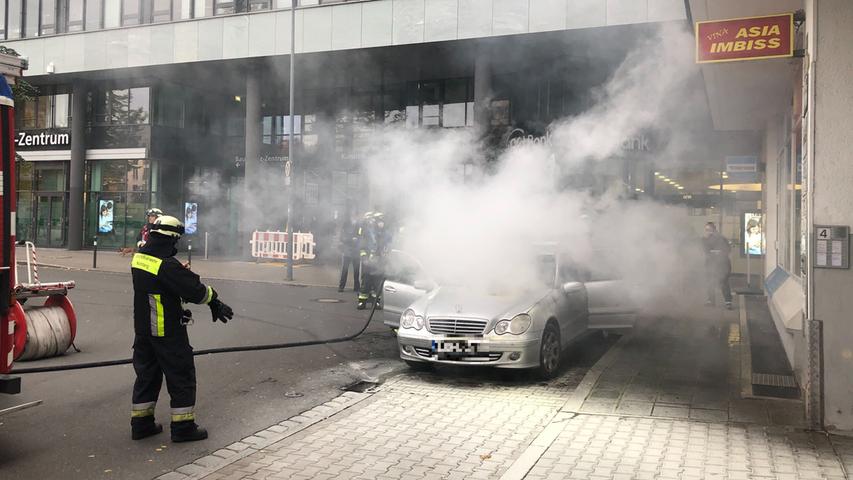 Mercedes brennt am Willy-Brandt-Platz