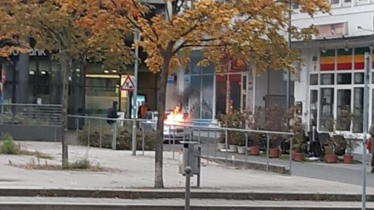 Mercedes brennt am Willy-Brandt-Platz