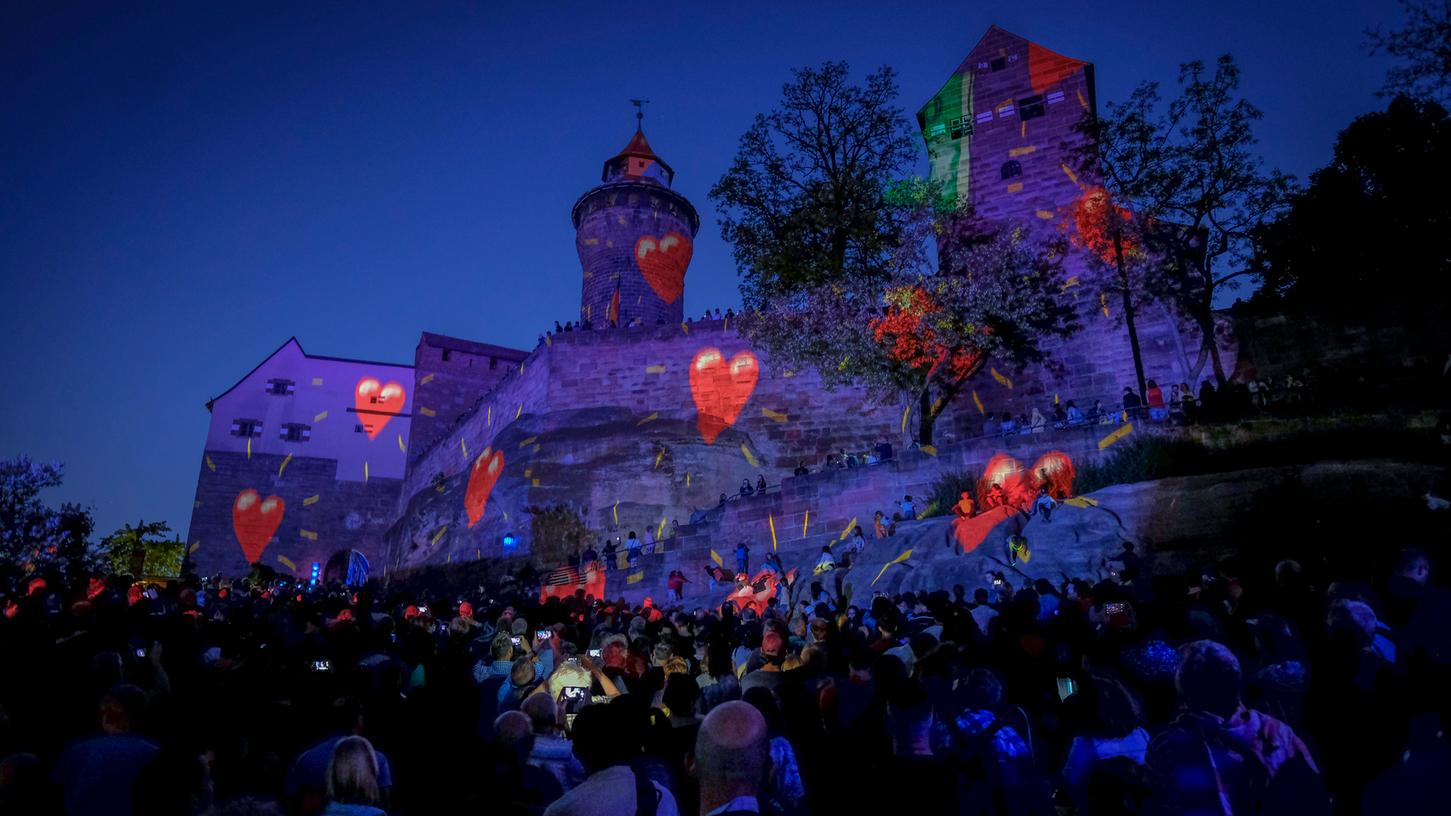 Nürnberger lieben ihr Nürnberg - zumindest bei der Blauen Nacht. Im Bild eine Illumination der Kaiserburg.
