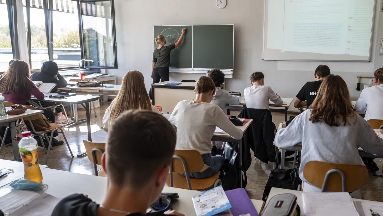 Unterricht in normaler Klassenstärke, aber bei offenem Fenster. Lehrerverbände fordern, dass der Unterricht aus Sicherheitsgründen in Kleingruppen erfolgen sollte, doch dazu fehlen Lehrer. 1400 zu wenig sind es an den bayerischen Grund- und Mittelschulen.