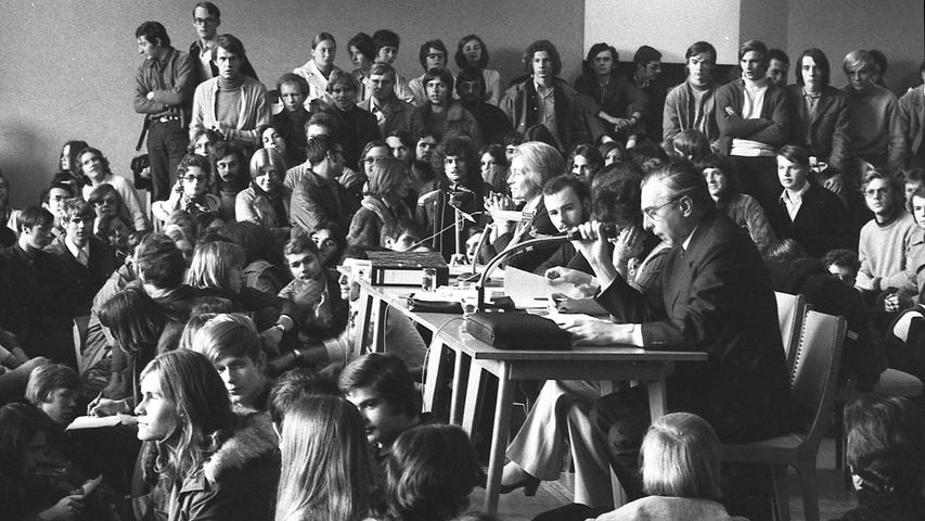 Dichtgedrängt saßen die Schüler der beiden Gymnasien um die Tische der Diskussionsteilnehmer herum. Hier geht es zum Kalenderblatt vom 23. Oktober 1970: Aula wurde zur politischen Arena.