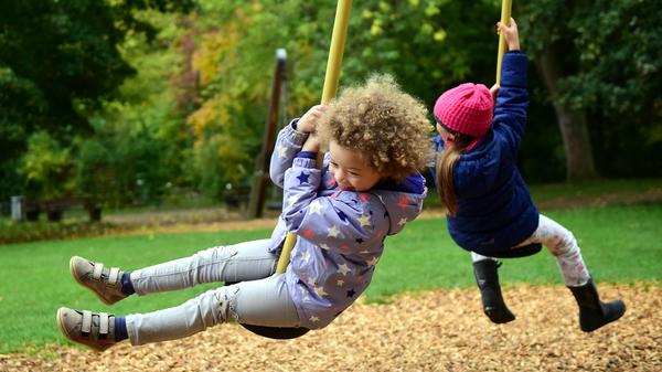 Zur Senkung der Gefahr sollten Kinder und Jugendliche sich möglichst nur noch mit einem festen Freund oder Freundin in der Freizeit treffen. Private Zusammenkünfte mit Freunden oder Bekannten sollen sich idealerweise ebenfalls auf einen festen weiteren Hausstand beschränken, private Feiern unterbleiben. Dies geschieht allerdings auf freiwilliger Basis.