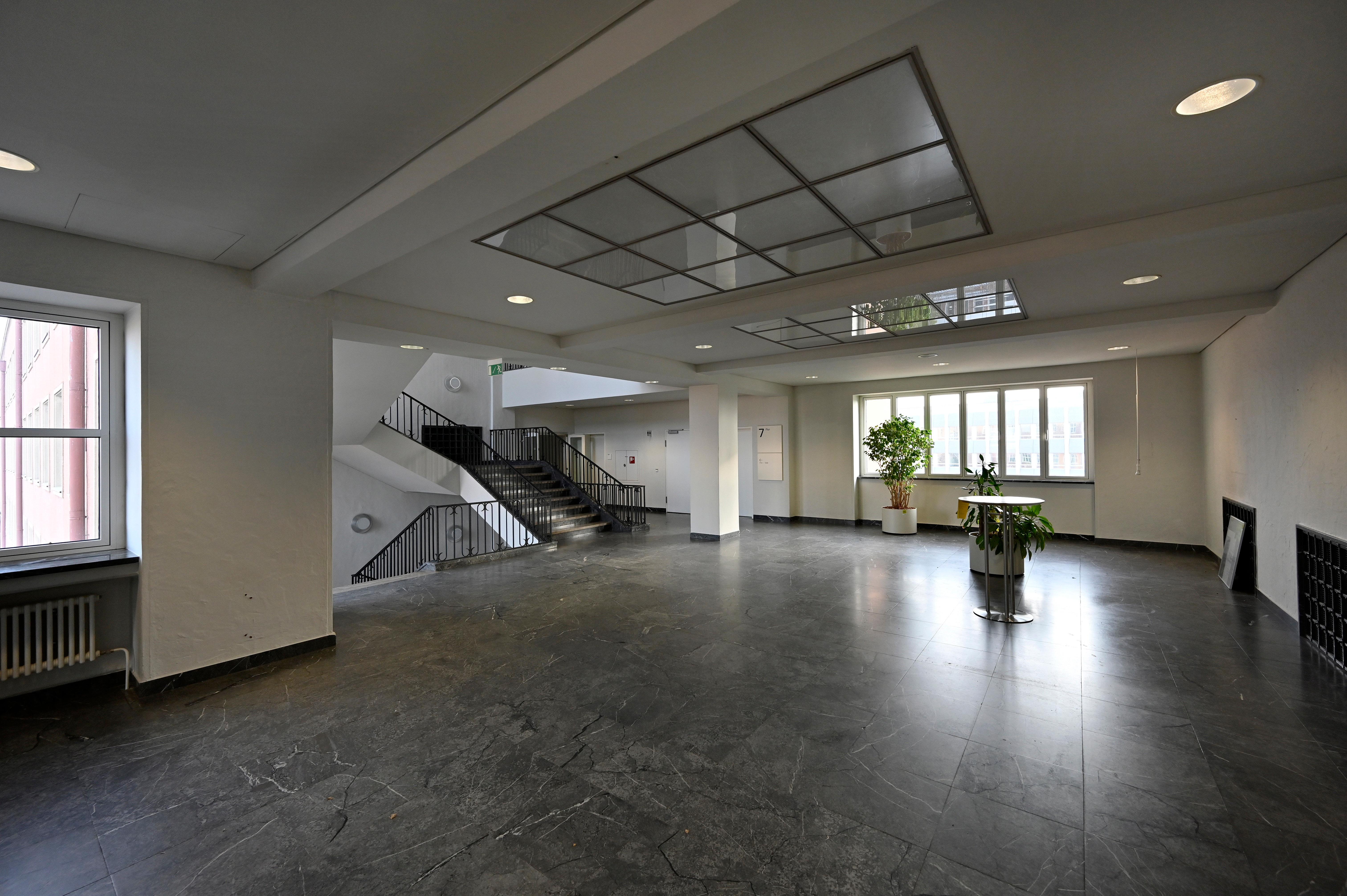 Siemens bereitet den Abschied vor von einem Büro- und Verwaltungsgebäude, das auch ein Wahrzeichen der Stadt ist. Ende 2020 übergibt Siemens den Gebäudekomplex an den Freistaat. Dort soll die Universität einziehen.