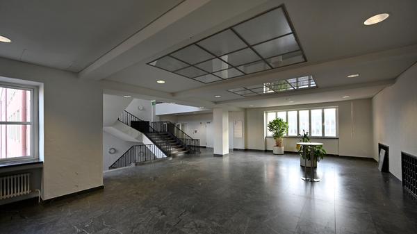 Siemens bereitet den Abschied vor von einem Büro- und Verwaltungsgebäude, das auch ein Wahrzeichen der Stadt ist. Ende 2020 übergibt Siemens den Gebäudekomplex an den Freistaat. Dort soll die Universität einziehen.