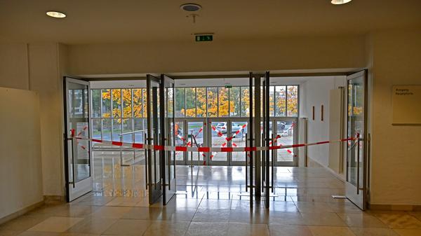 Siemens bereitet den Abschied vor von einem Büro- und Verwaltungsgebäude, das auch ein Wahrzeichen der Stadt ist. Ende 2020 übergibt Siemens den Gebäudekomplex an den Freistaat. Dort soll die Universität einziehen.