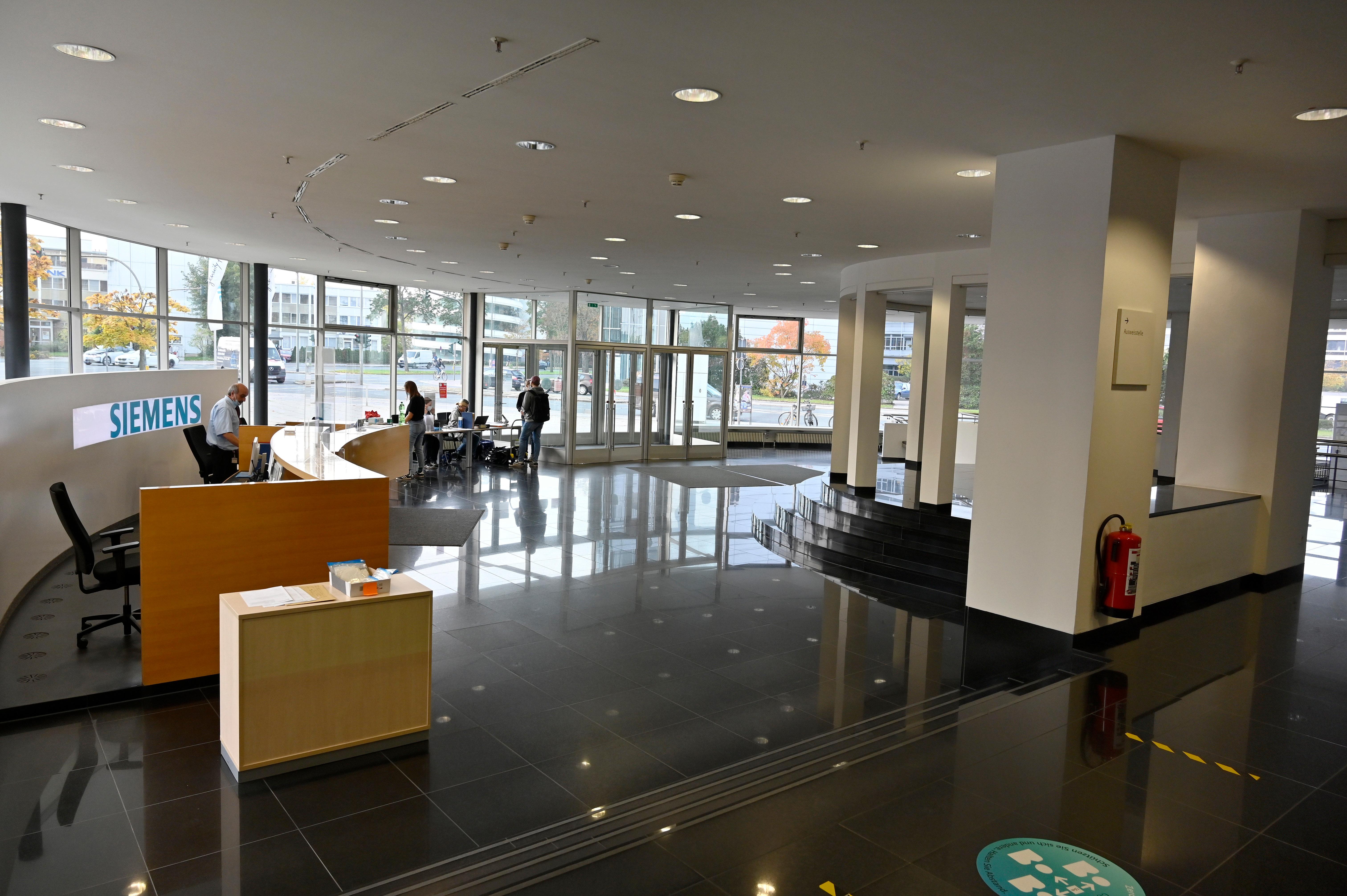 Siemens bereitet den Abschied vor von einem Büro- und Verwaltungsgebäude, das auch ein Wahrzeichen der Stadt ist. Ende 2020 übergibt Siemens den Gebäudekomplex an den Freistaat. Dort soll die Universität einziehen.