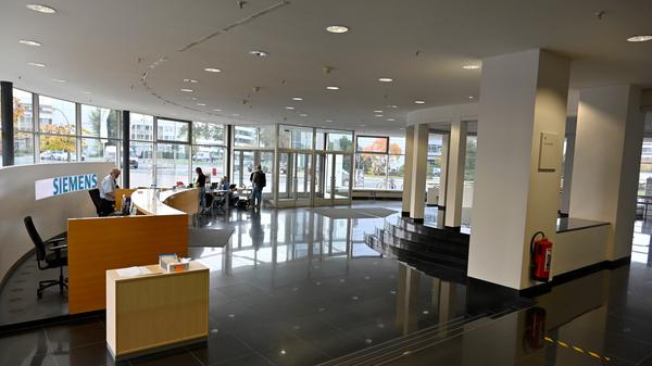 Siemens bereitet den Abschied vor von einem Büro- und Verwaltungsgebäude, das auch ein Wahrzeichen der Stadt ist. Ende 2020 übergibt Siemens den Gebäudekomplex an den Freistaat. Dort soll die Universität einziehen.